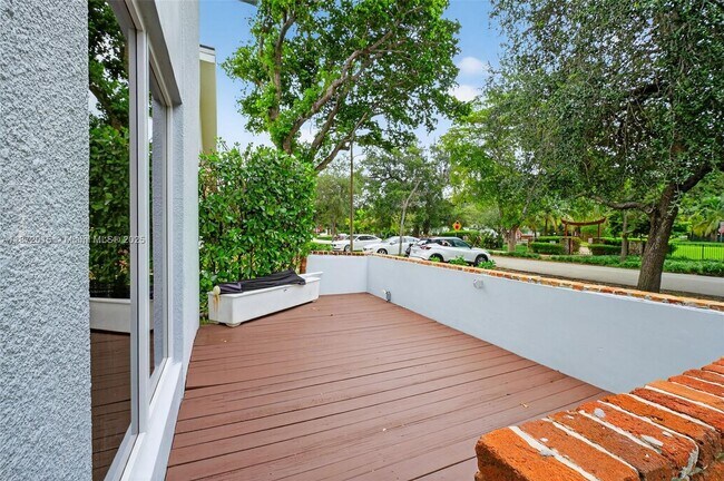 Building Photo - 537 Menendez Ave