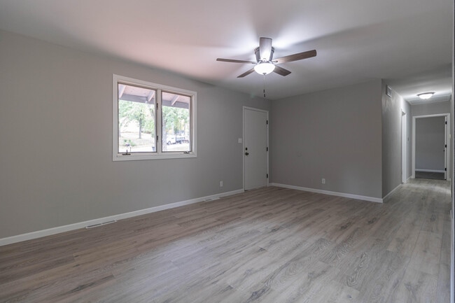 Building Photo - 5714 N Maple Ct