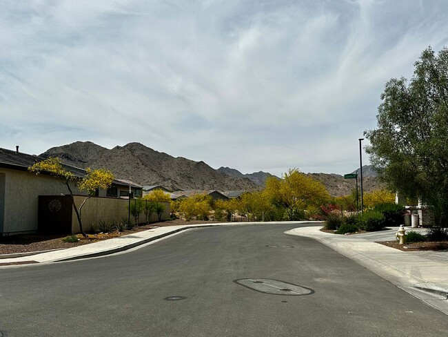 Building Photo - BEAUTIFUL VERRADO 3 BEDROOM PLUS DEN WITH ...