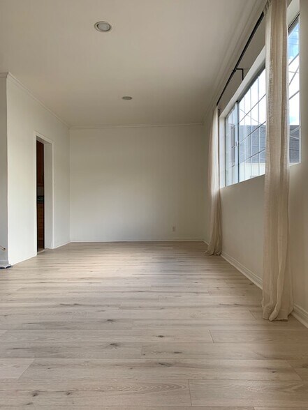 Building Photo - 335 N Oakhurst Dr