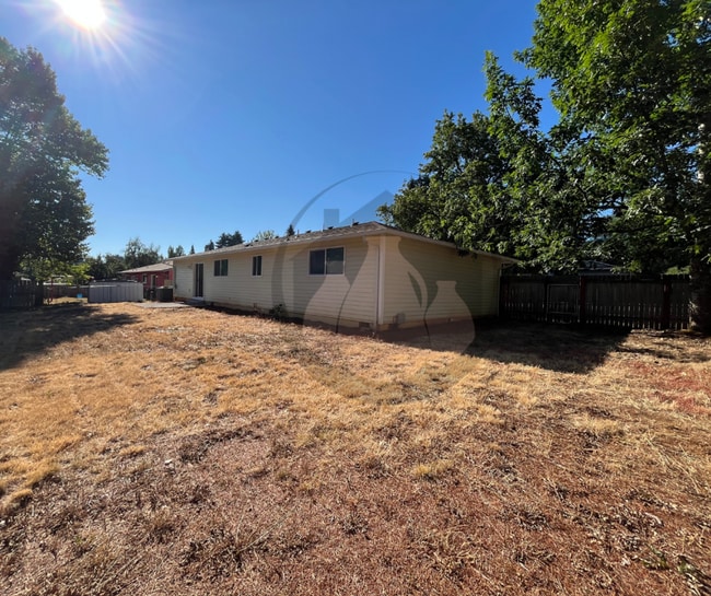 Building Photo - Single Level House- New Flooring-Freshly P...