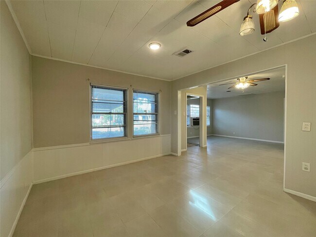 Building Photo - 1112 Southampton Dr