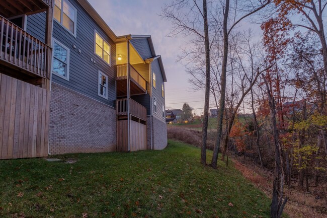 Building Photo - 102 Hickory Grv Ct