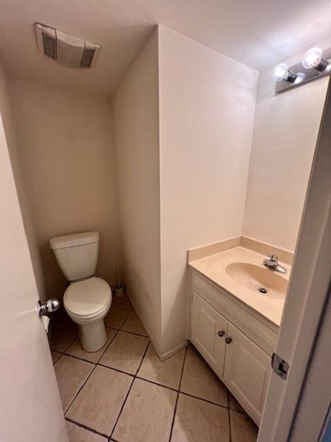 Building Photo - Northwest Condo / 2 bedrooms / 2 car garage / Backs beautiful Greenbelt