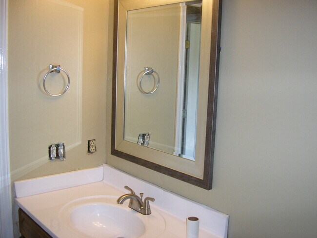 Building Photo - 2516 Edgehill Pl