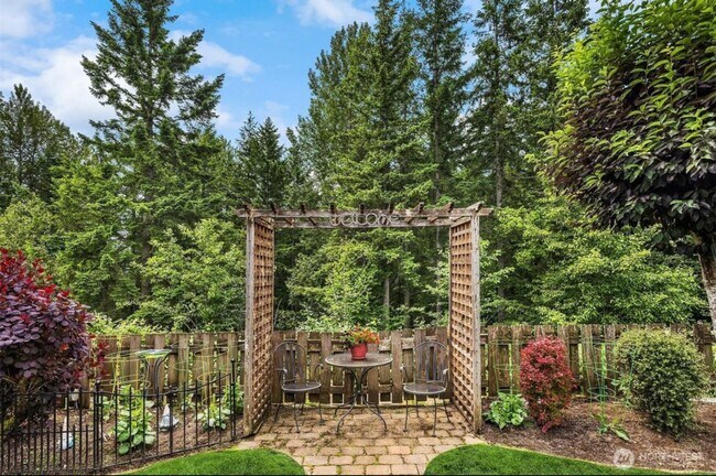 Building Photo - Beautiful Maple Ridge Highlands Home in Ma...