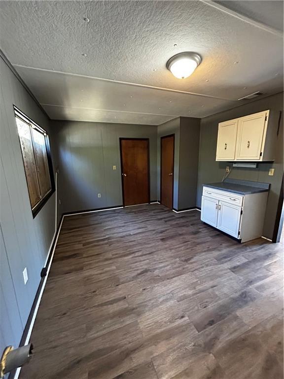 Building Photo - 2891 Village Green Dr