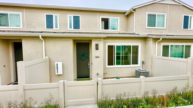 Building Photo - Beautiful, Newer Construction Home in Desi...