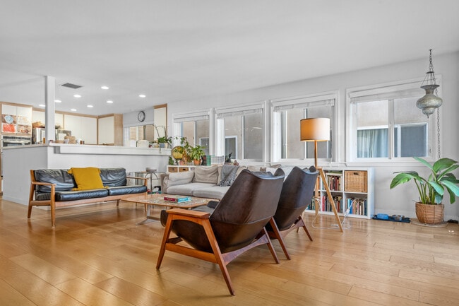 Building Photo - 20 Quarterdeck St