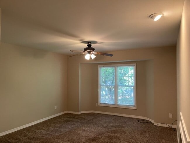 Building Photo - Southeast Home, Glendale Schools!