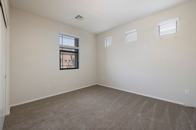 Building Photo - GATED NW HOME - 4 BEDROOMS W/ 1 BED AND BA...