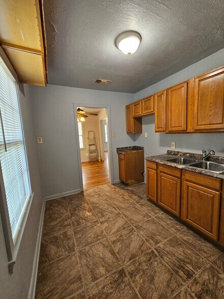 Building Photo - 5616 Thomas Ln