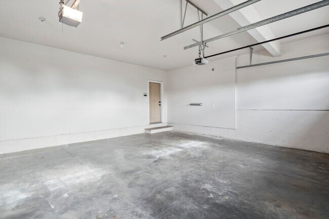 Building Photo - Beautiful Woodridge Home