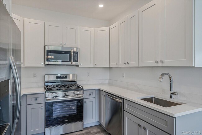 Building Photo - 725 Eastview Dr