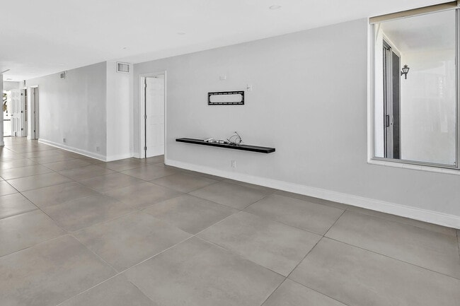 Building Photo - 3051 NE 48th St