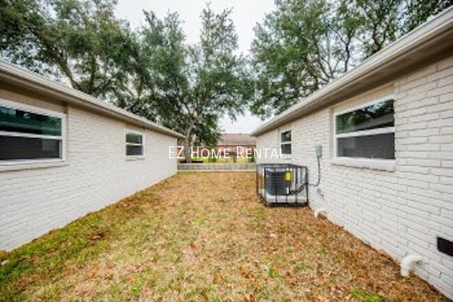 Building Photo - 5040 Mallow St
