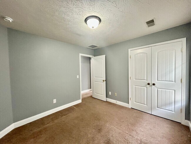 Building Photo - Large 4 Bed, 2.5 bath in Lexington!