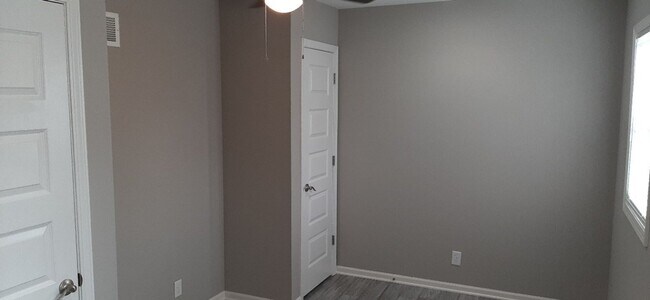 Building Photo - HURRY THIS WON'T LAST LONG! Gorgeous 3 bed, 2 bath in beautiful Parkville!