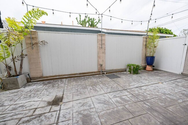 Building Photo - 2107 Dufour Ave