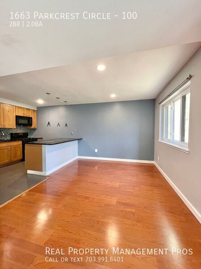 Building Photo - 1663 Parkcrest Cir