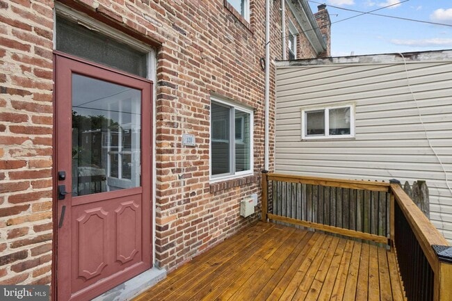 Building Photo - Charming 2-Bedroom Townhome Beautifully Updated and Convenient