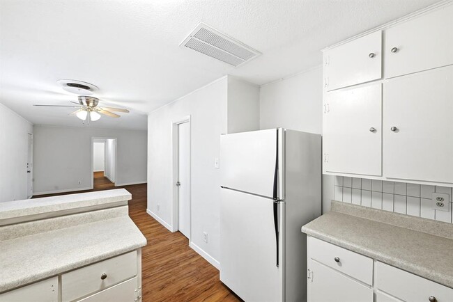 Building Photo - 8204 Exmoor Dr