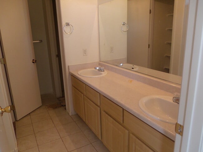 Building Photo - Large Single Family Home in Northwest