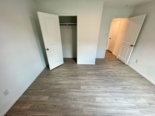 Building Photo - Beautiful 4-Bed 2-Bath Home in the Fabulou...