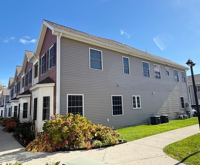 Building Photo - 17 Hamel Way