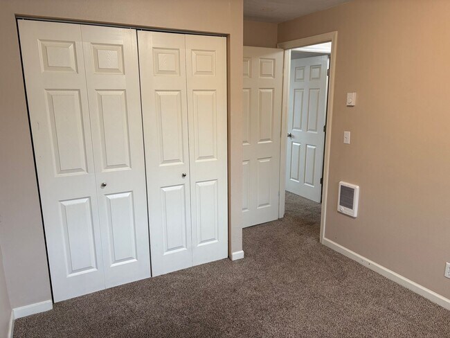 Building Photo - Springfield Duplex- 2 bedroom/1 bath updated unit