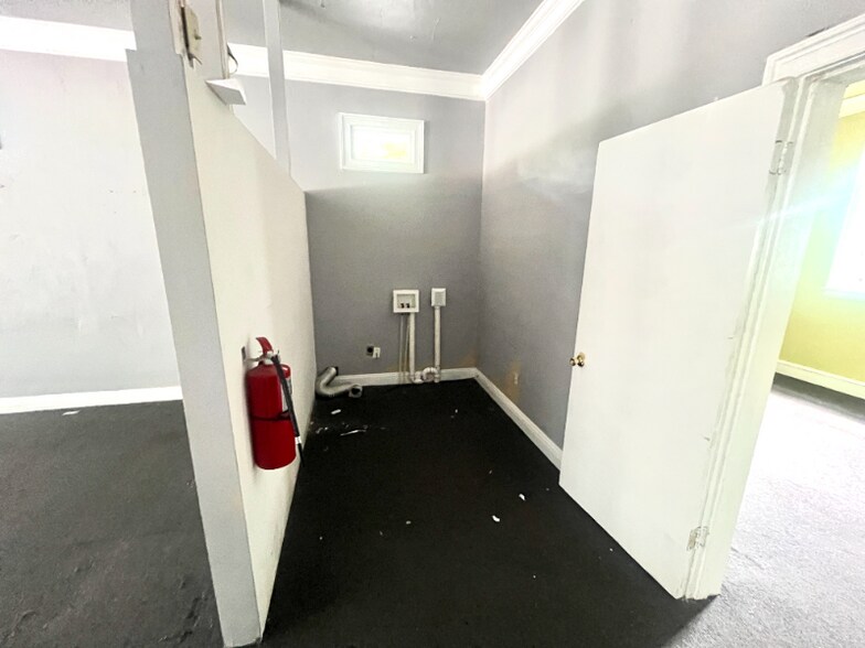Building Photo - 400 N Van Buren St
