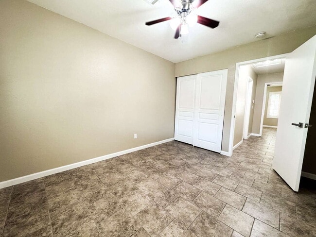 Building Photo - "Newly Updated 3-Bedroom Duplex with 2 Ful...