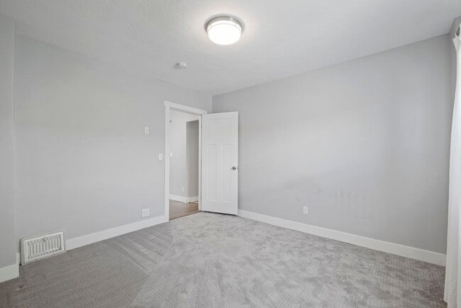 Building Photo - Beautiful Home in Amazing Salt Lake Location!