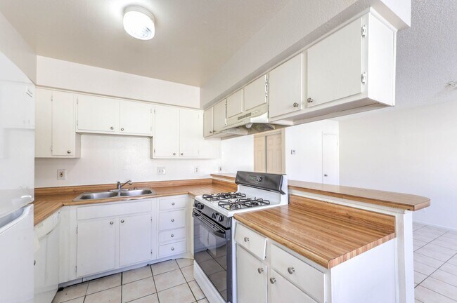 Building Photo - 3109 N Walnut Rd