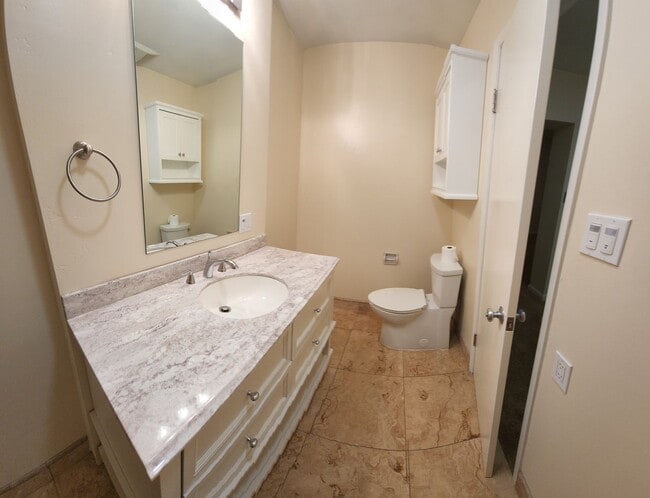 Building Photo - 5 bed 3.5 bath home close to campus!