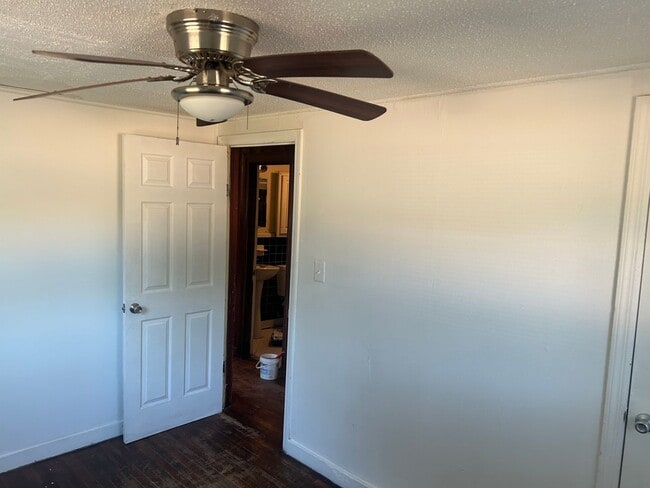 Building Photo - 2 Bed, 1 Bath Home