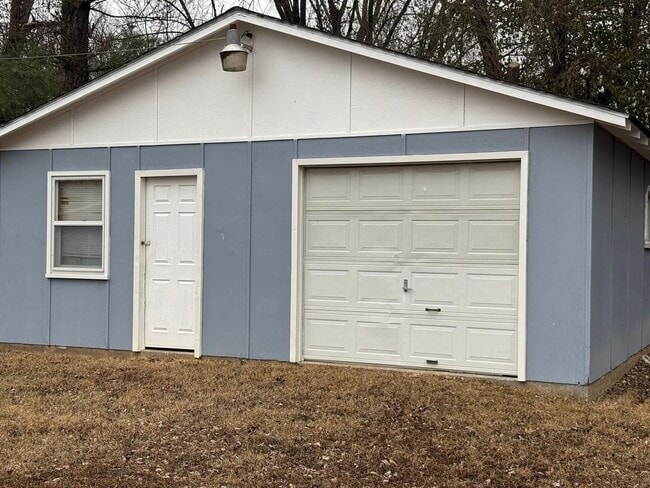 Building Photo - 2 bedroom | 1 bathroom home PLUS detached ...