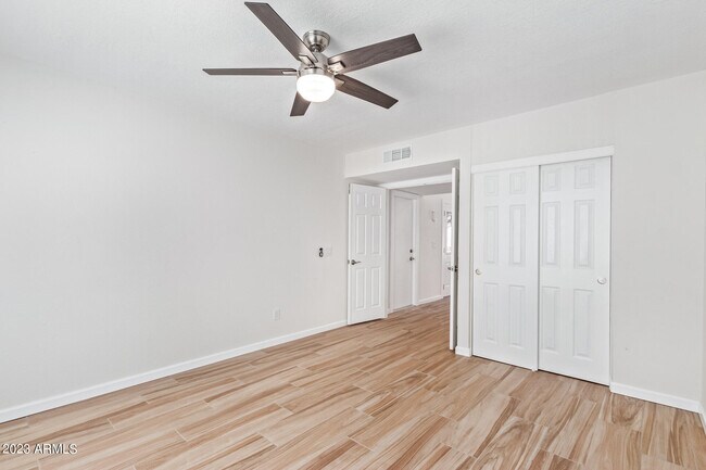 Building Photo - 1337 E Northshore Dr