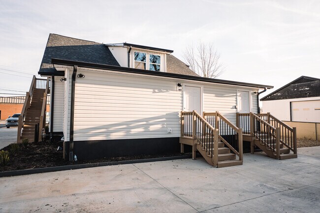 Building Photo - UNIT B