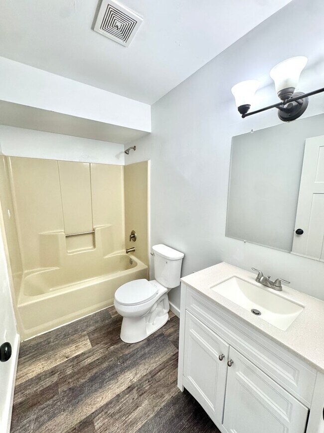 Building Photo - COMPLETELY REMODELED THREE BEDROOM Twin