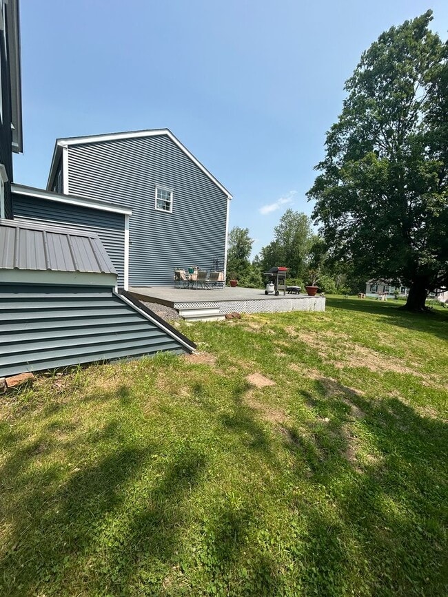 Building Photo - Beautiful renovated 5 bedroom 2.5 bath sin...