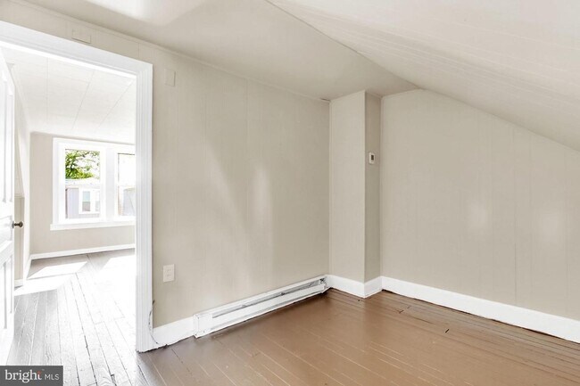 Building Photo - Spacious 3 Bedroom, 1 Bath Home in Harrisburg, Pa!