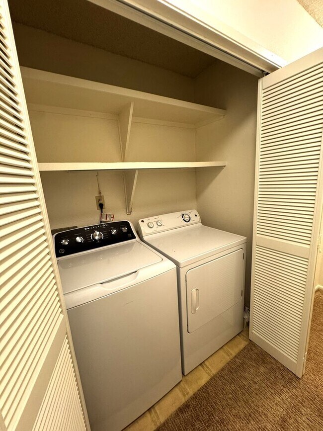 Building Photo - 3/2/2 - Spacious Golf Course Home in Gated Queens Gate II