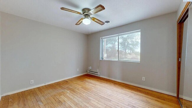 Building Photo - 3 bedroom, 3 bath home in Kennewick