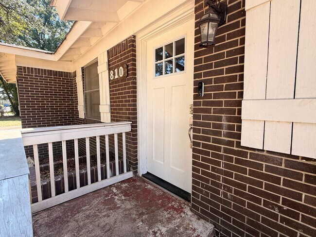 Building Photo - 810 Glencrest Ln