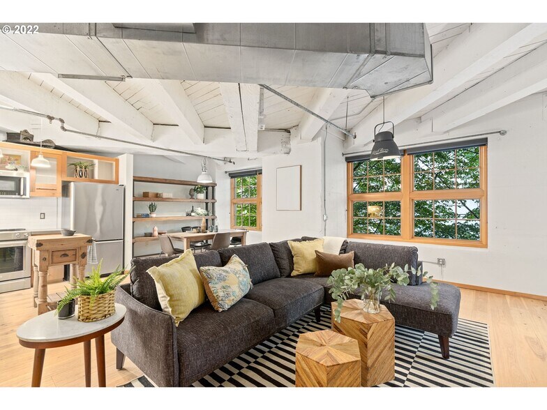 Building Photo - 1420 NW Lovejoy St