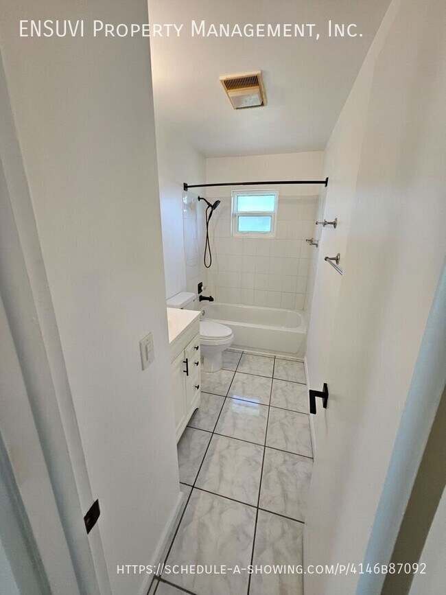 Building Photo - 4419 Tarpon Dr