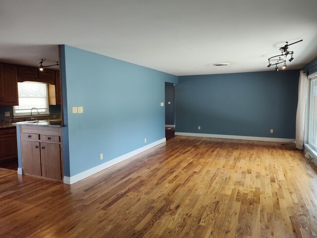 Building Photo - ALL PROSPECTIVE TENANTS MUST SUBMIT A $58 NON-REFUNDABLE APPLICATION FEE PER APPLICANT ONLINE AND...