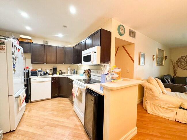 Building Photo - 124 NE 19th Ct