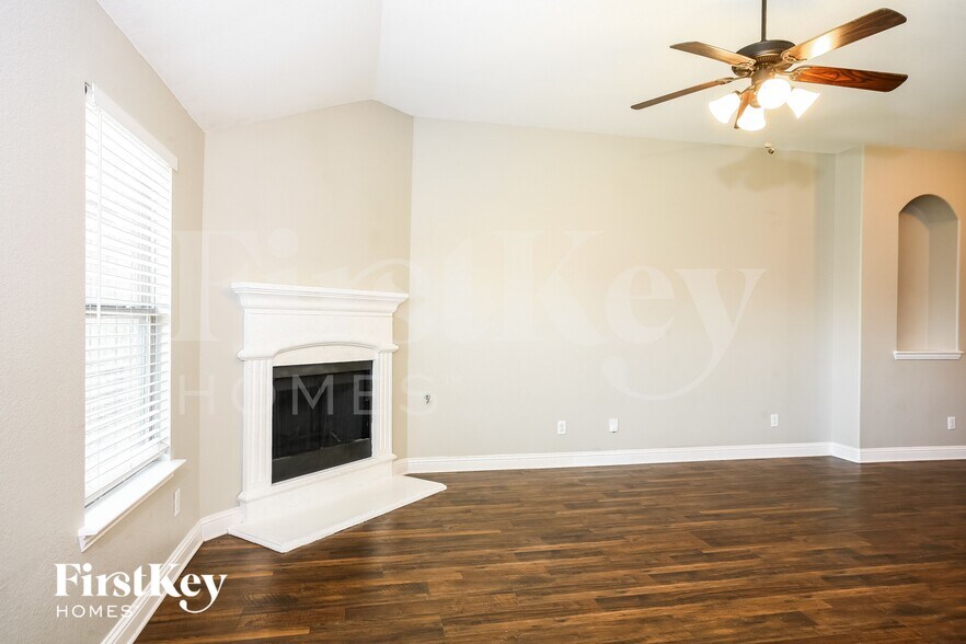 Building Photo - 1108 Colonial Dr
